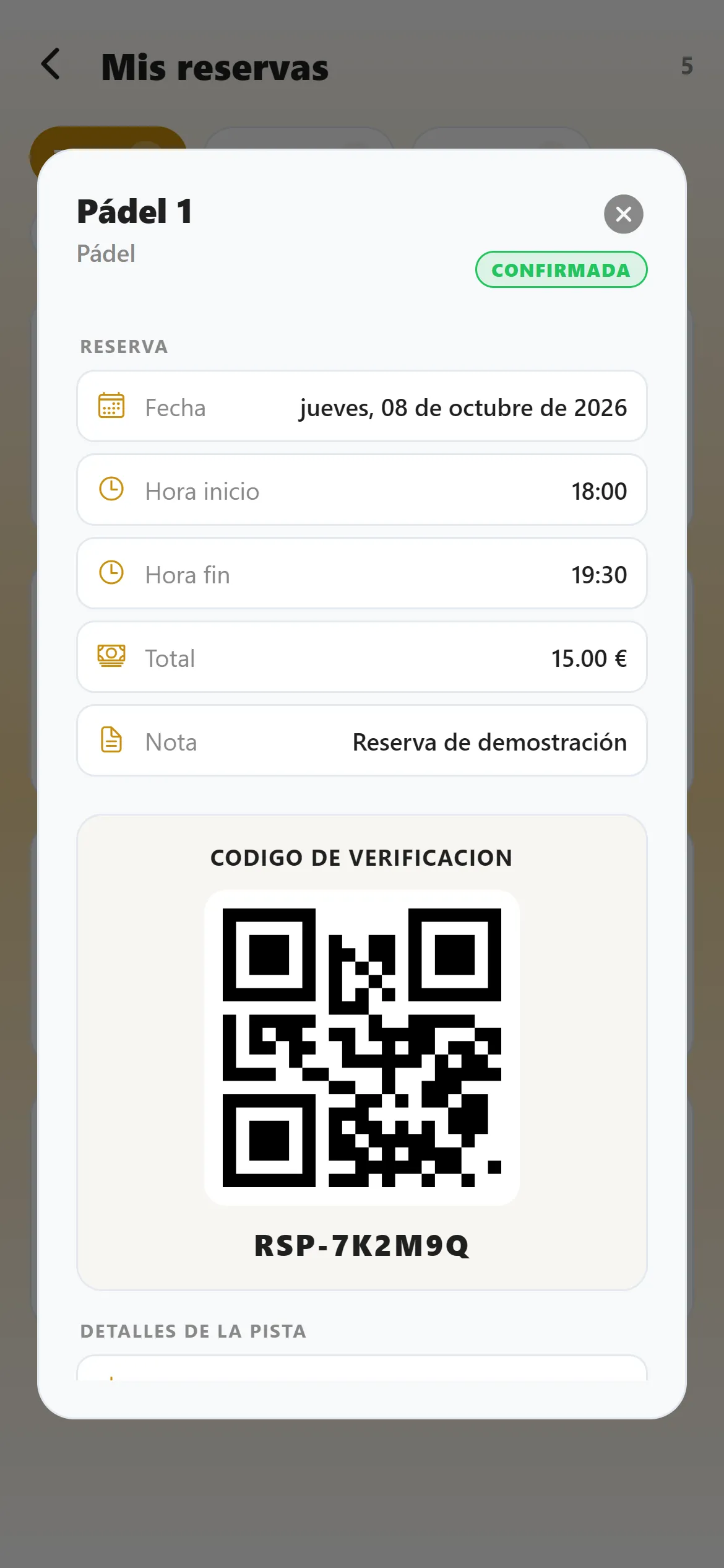 Detalle de una reserva confirmada con fecha, horario, importe y un código QR de verificación.